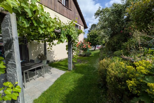 jardin avec pelouse, from property, terrasse, et day time