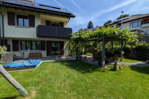 jardin avec balcon, pelouse, day time, terrasse, et from property