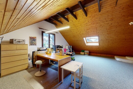 bureau avec inside property, plafond bas, low ceiling, lumière naturelle, et natural light