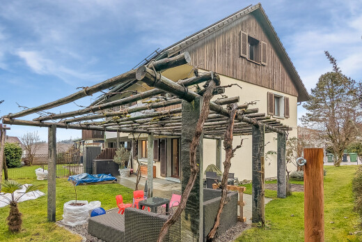 façade avec pelouse, terrasse, bardage en bois, day time, et pergola