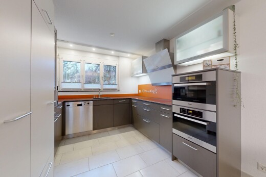 cuisine avec hotte, light floor, lave-vaisselle, inside property, et four double