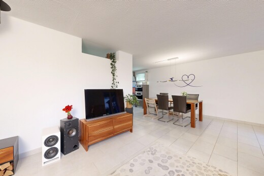salle à manger avec télévision, cloison sèche, drywall, inside property, et plinthes murales