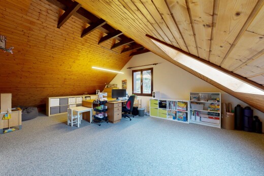 bureau avec moquette, carpet, inside property, plafond en bois, et wood ceiling