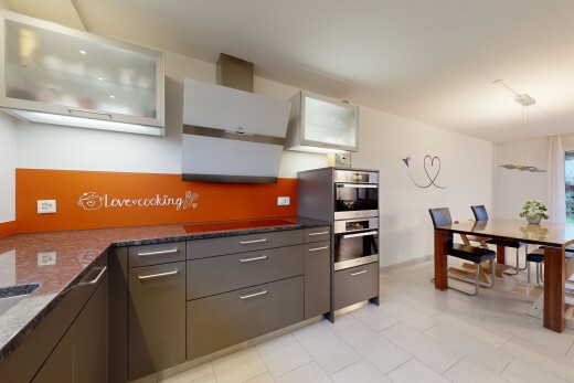 cuisine avec light floor, pendant lighting, éclairage suspendu, drywall, et cloison sèche