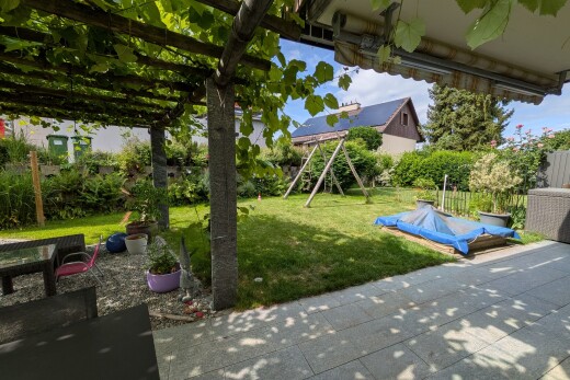 jardin avec from property, pelouse, aire de jeux, terrasse, et day time