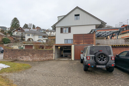 façade avec clôture, bardage vertical, overcast, residential view, et vue résidentielle