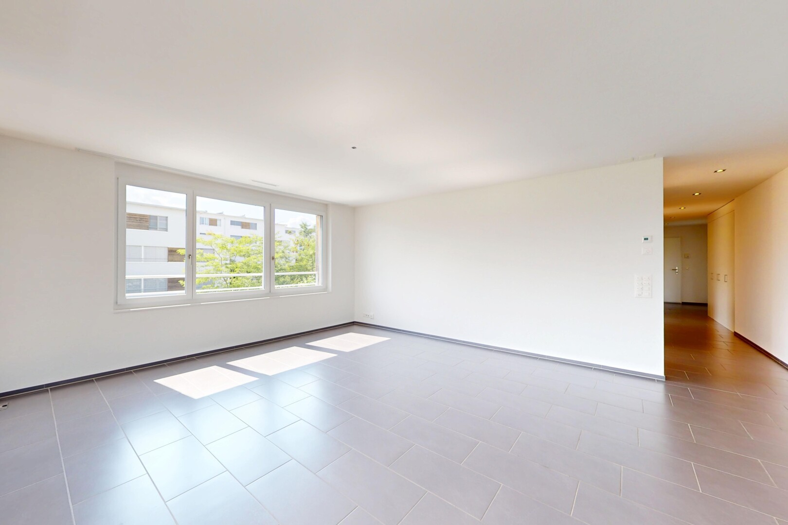 pièce vide avec natural light, lumière naturelle, inside property, drywall, et cloison sèche