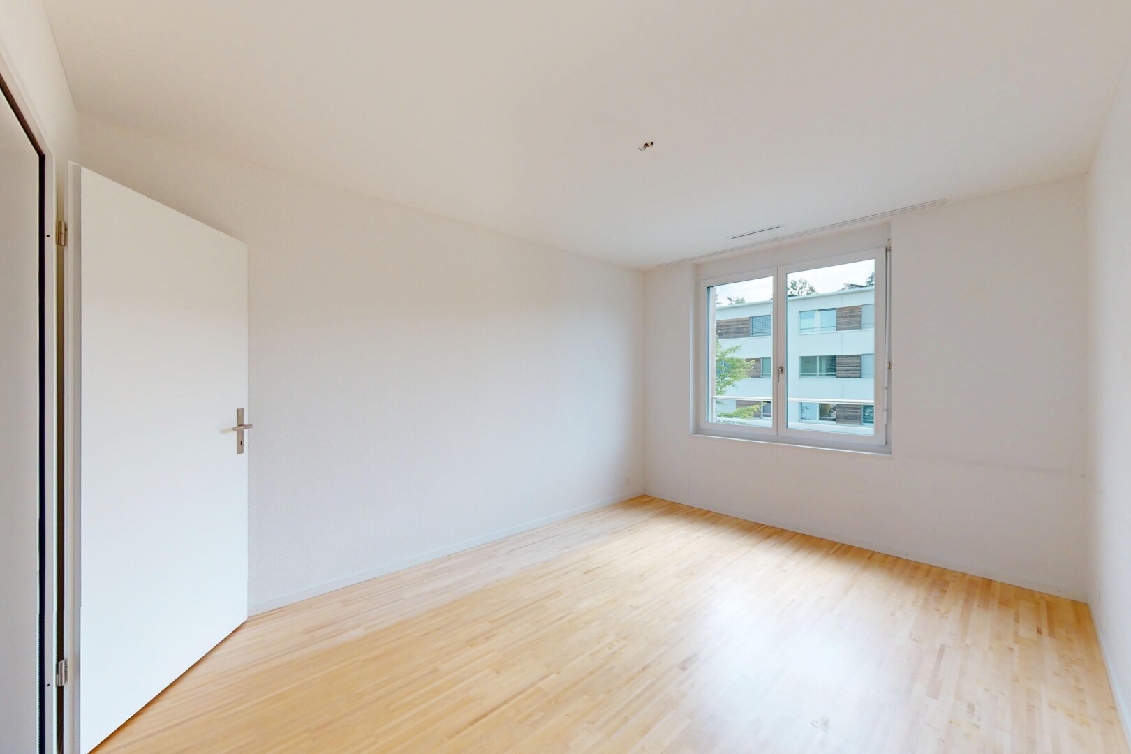 pièce vide avec natural light, lumière naturelle, inside property, wood finish floor, et sol en finition bois