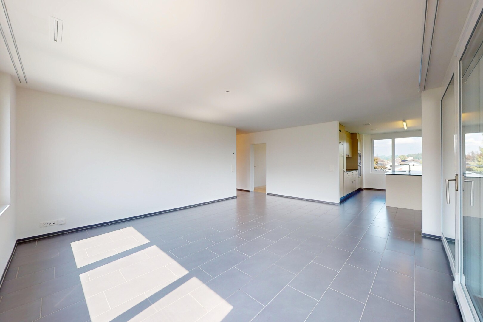 pièce vide avec natural light, lumière naturelle, inside property, drywall, et cloison sèche