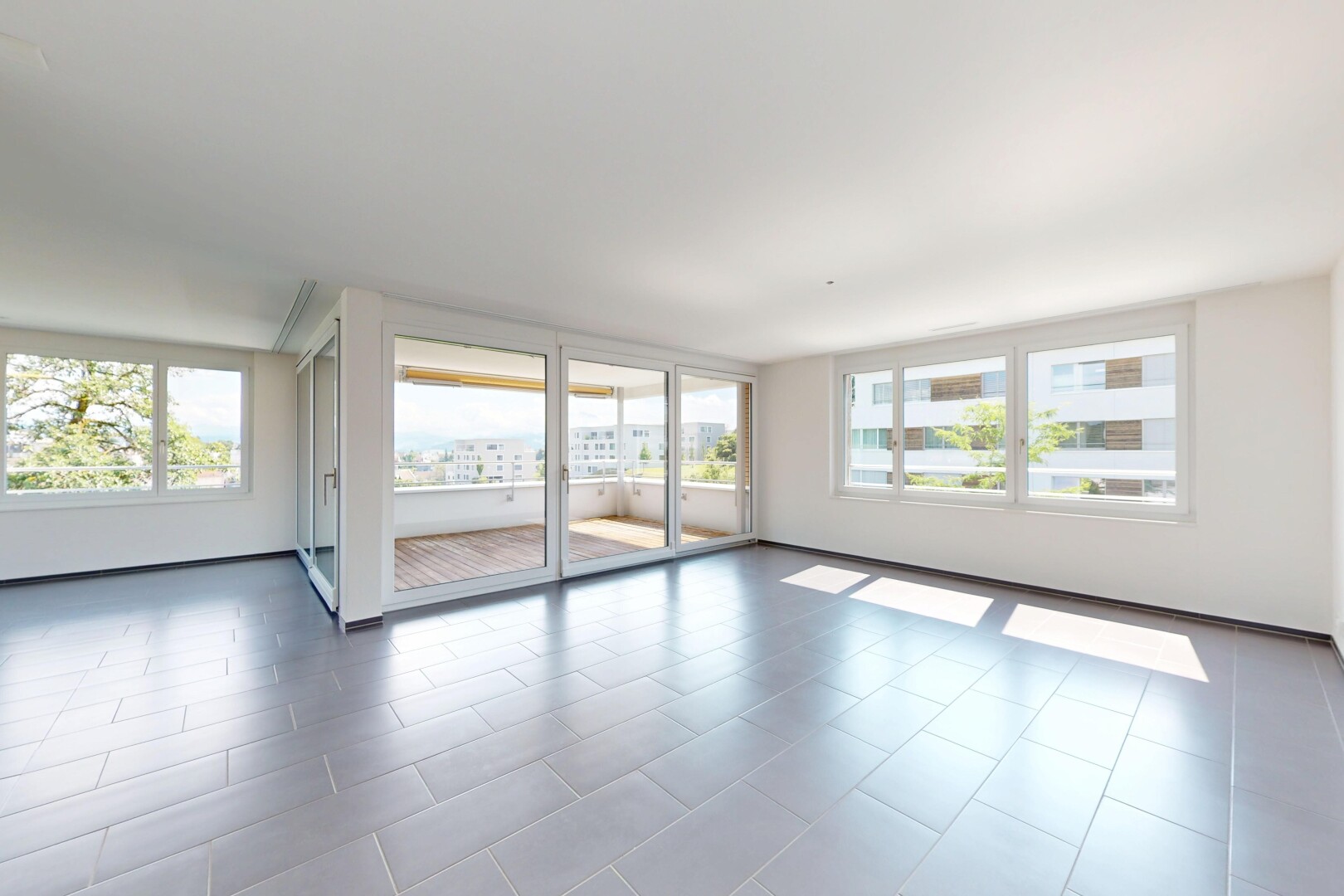 pièce vide avec natural light, lumière naturelle, drywall, cloison sèche, et inside property