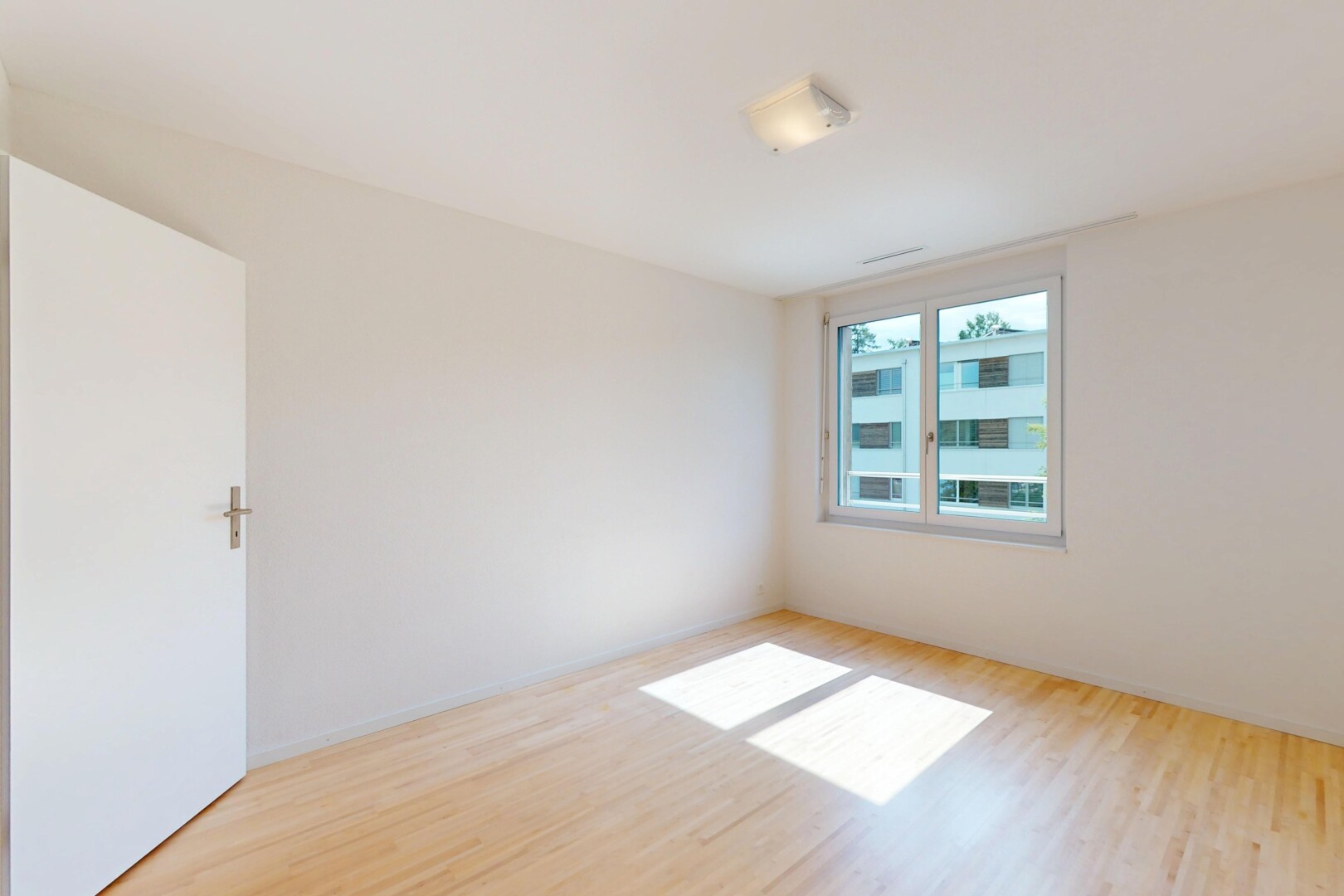 pièce vide avec natural light, lumière naturelle, inside property, wood finish floor, et sol en finition bois