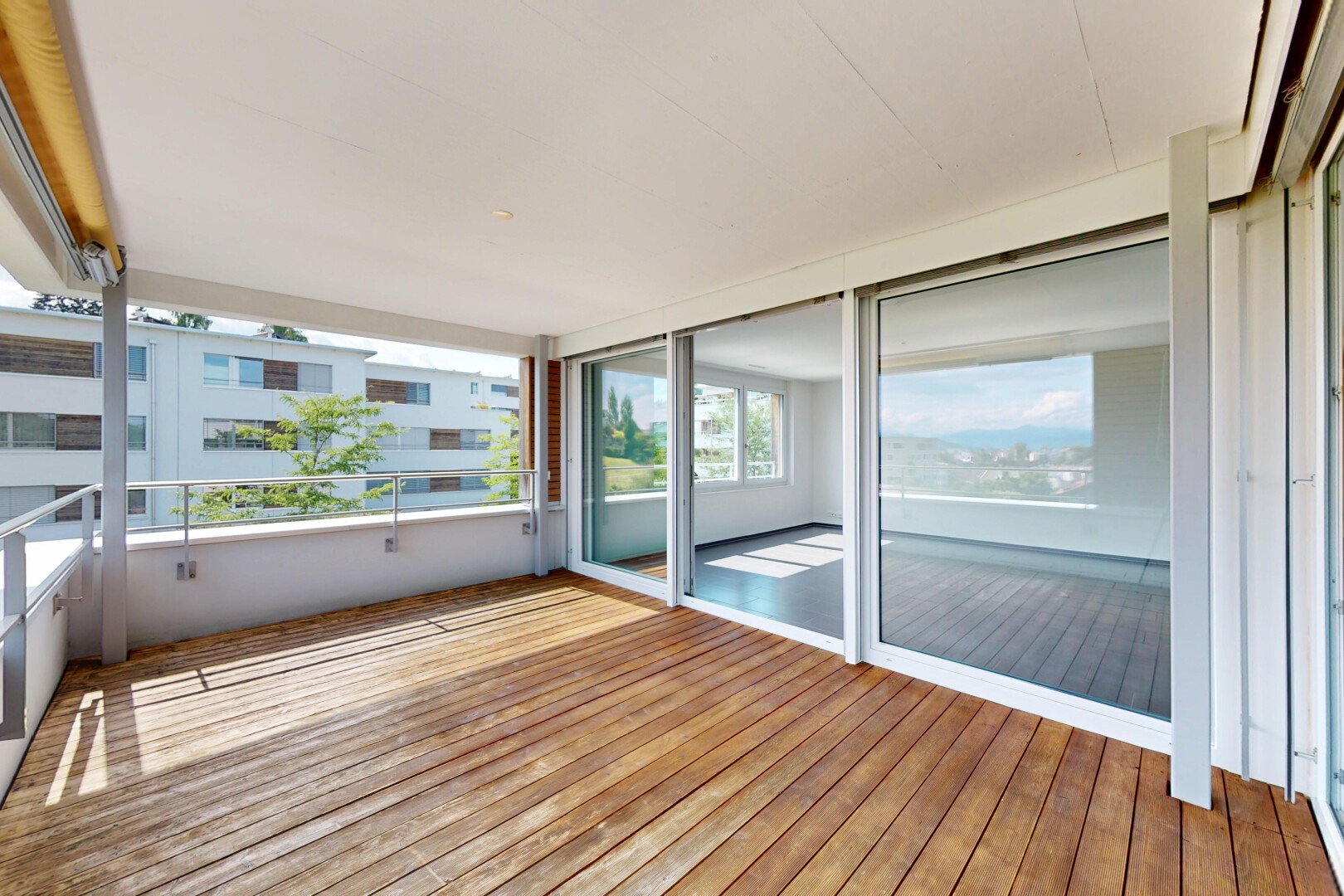 terrasse avec balcon, day time, et inside property