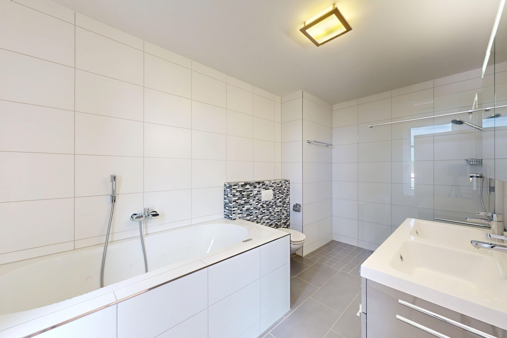 salle de bains avec tile wall, mur en carrelage, tile floor, sol en carrelage, et bain