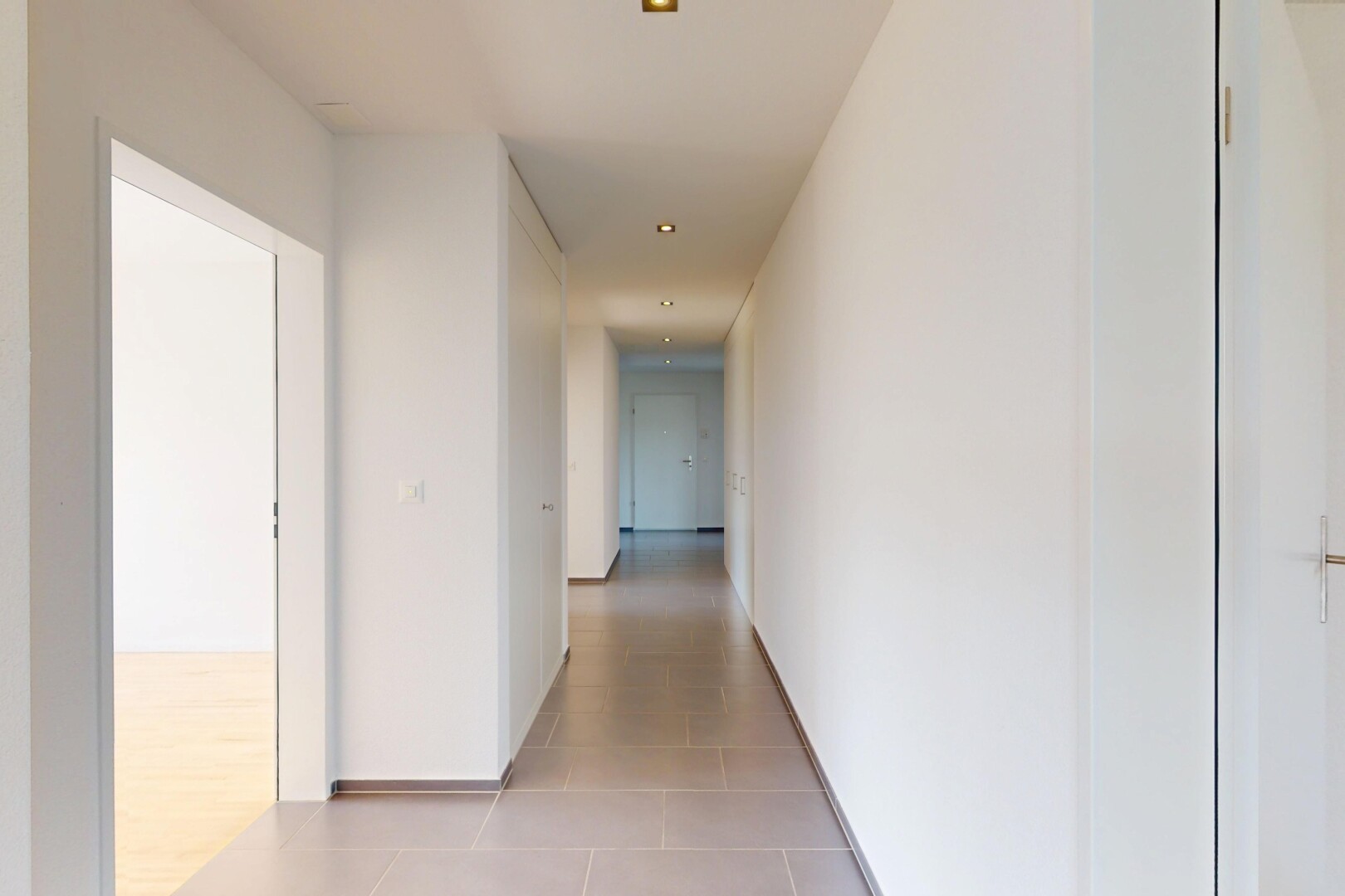 couloir avec drywall, cloison sèche, inside property, recessed lighting, et éclairage encastré