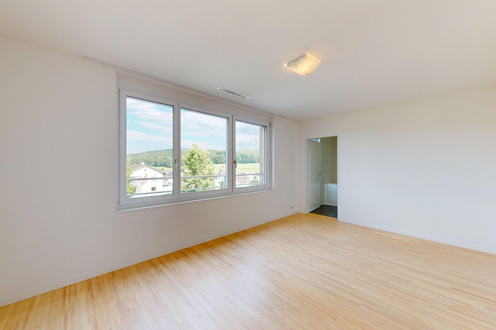 pièce vide avec natural light, lumière naturelle, day time, drywall, et cloison sèche