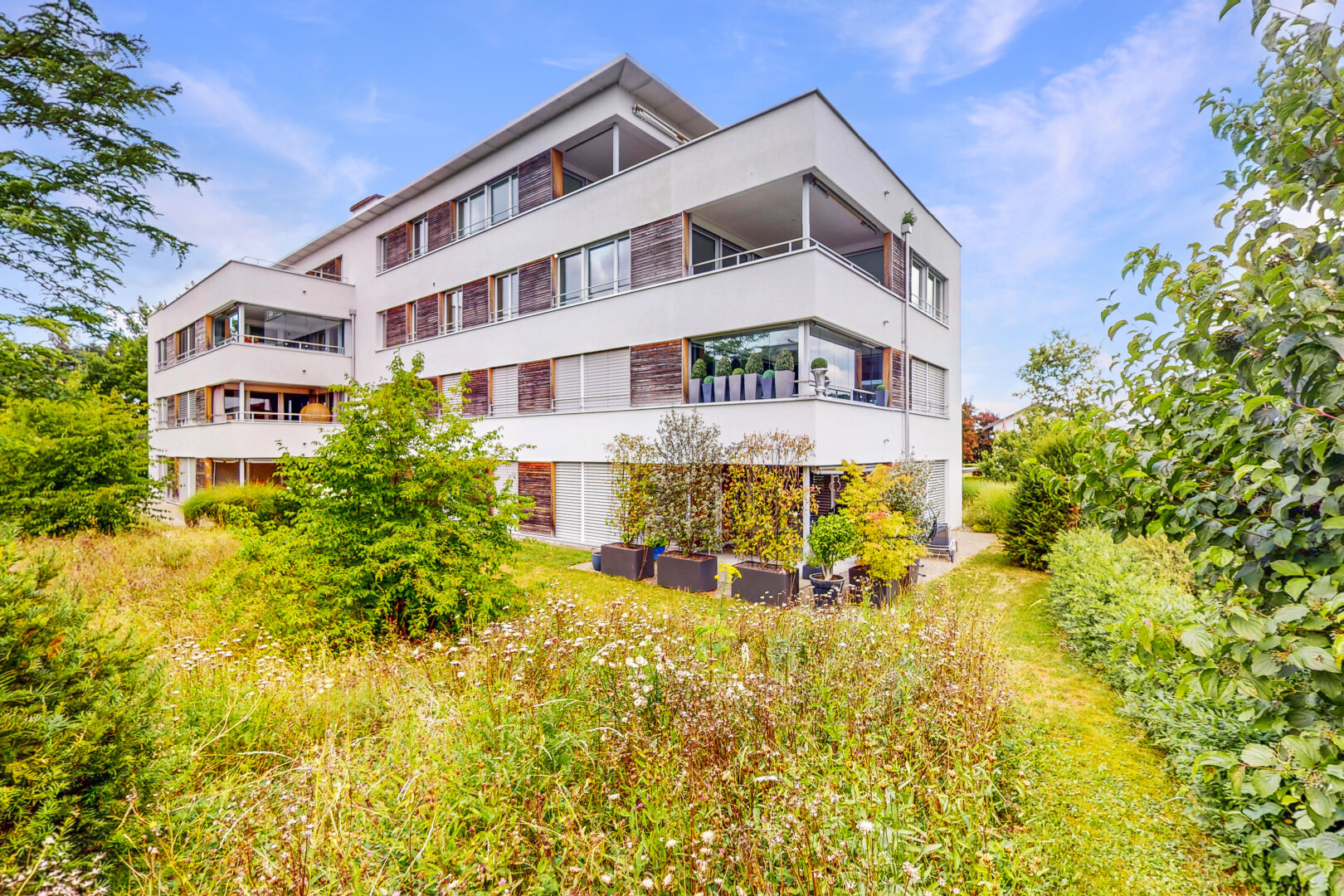 extérieur du bâtiment avec property visible et day time