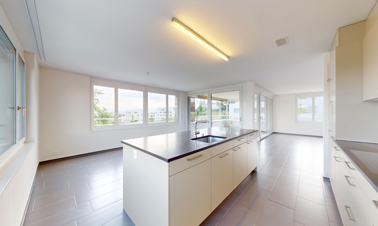 cuisine avec natural light, lumière naturelle, îlot de cuisine, inside property, et évier