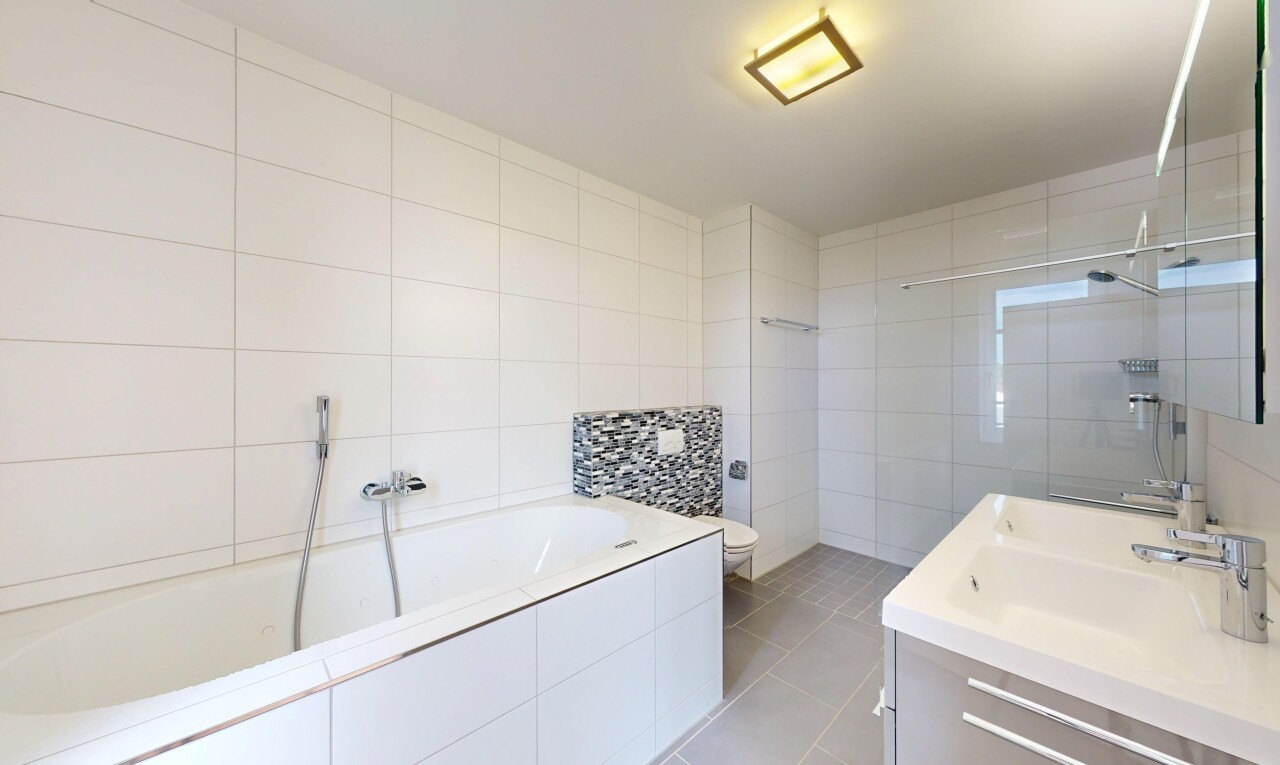 salle de bains avec tile wall, mur en carrelage, tile floor, sol en carrelage, et bain