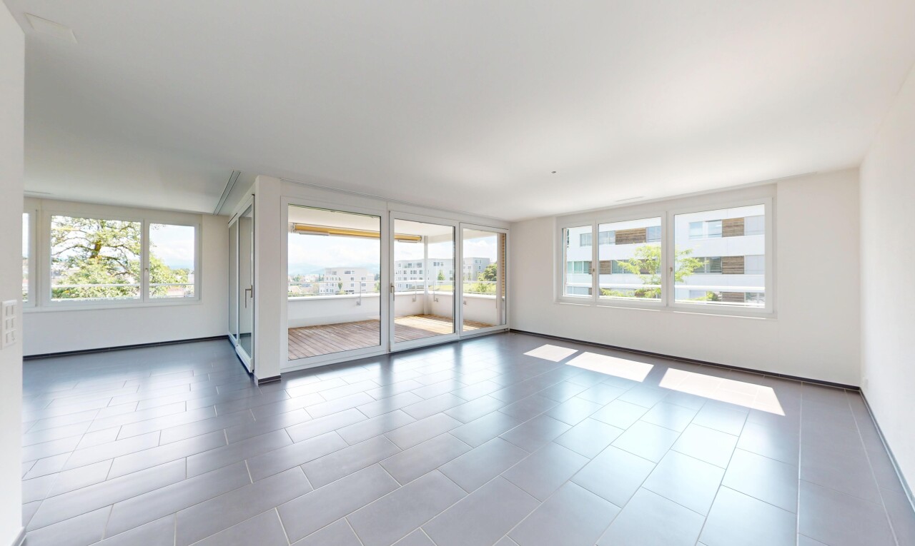 pièce vide avec natural light, lumière naturelle, drywall, cloison sèche, et inside property