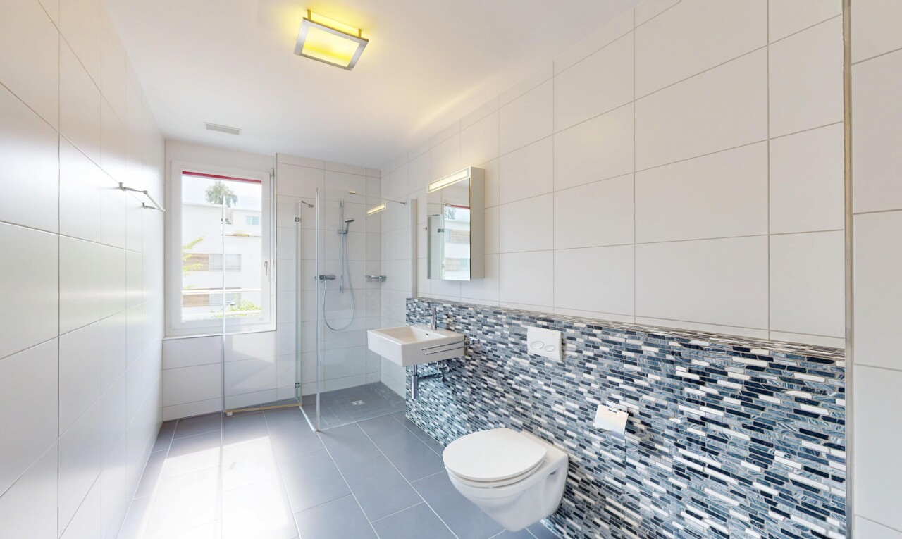 salle de bains avec tile wall, mur en carrelage, natural light, lumière naturelle, et inside property