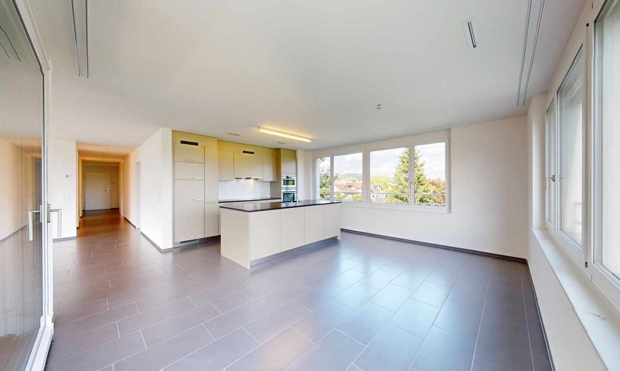 cuisine avec natural light, lumière naturelle, inside property, armoires à panneau plat, et drywall