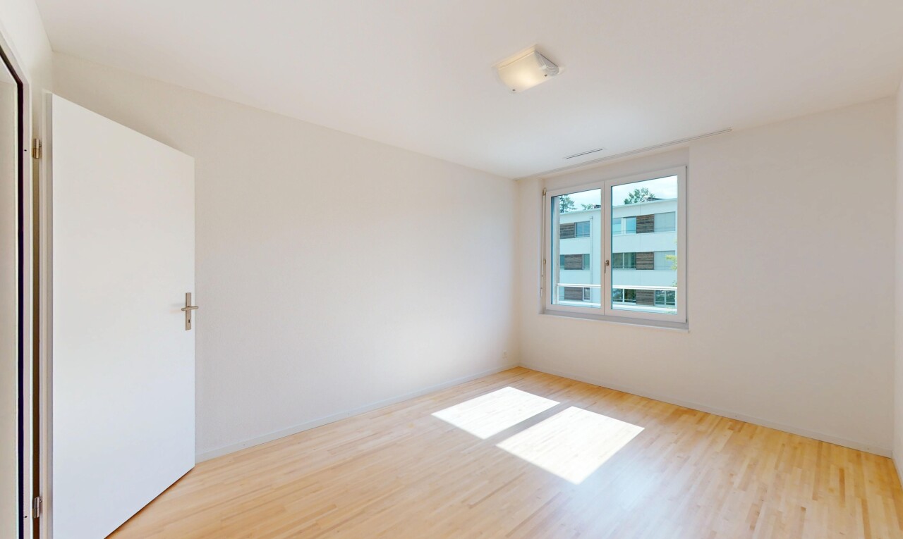 pièce vide avec natural light, lumière naturelle, inside property, wood finish floor, et sol en finition bois