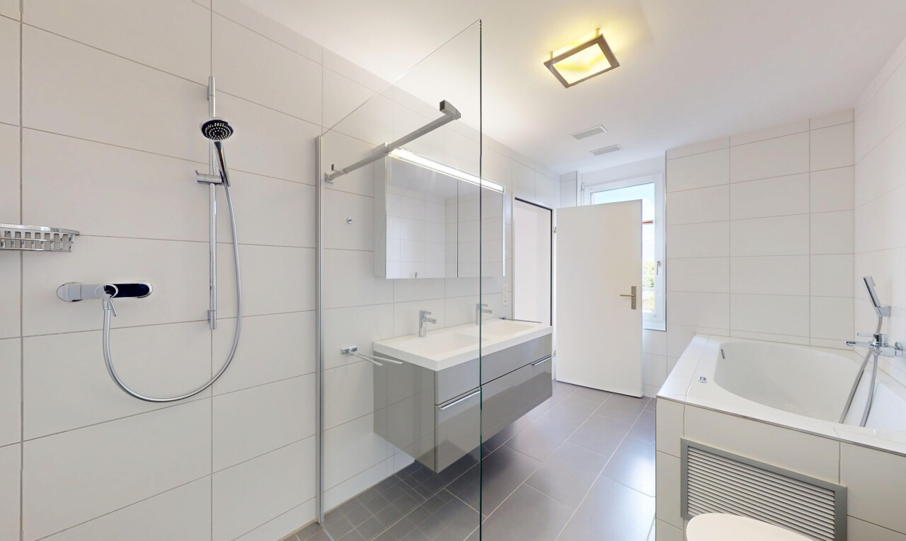 salle de bains avec tile wall, mur en carrelage, salle de bain complète, inside property, et tile floor