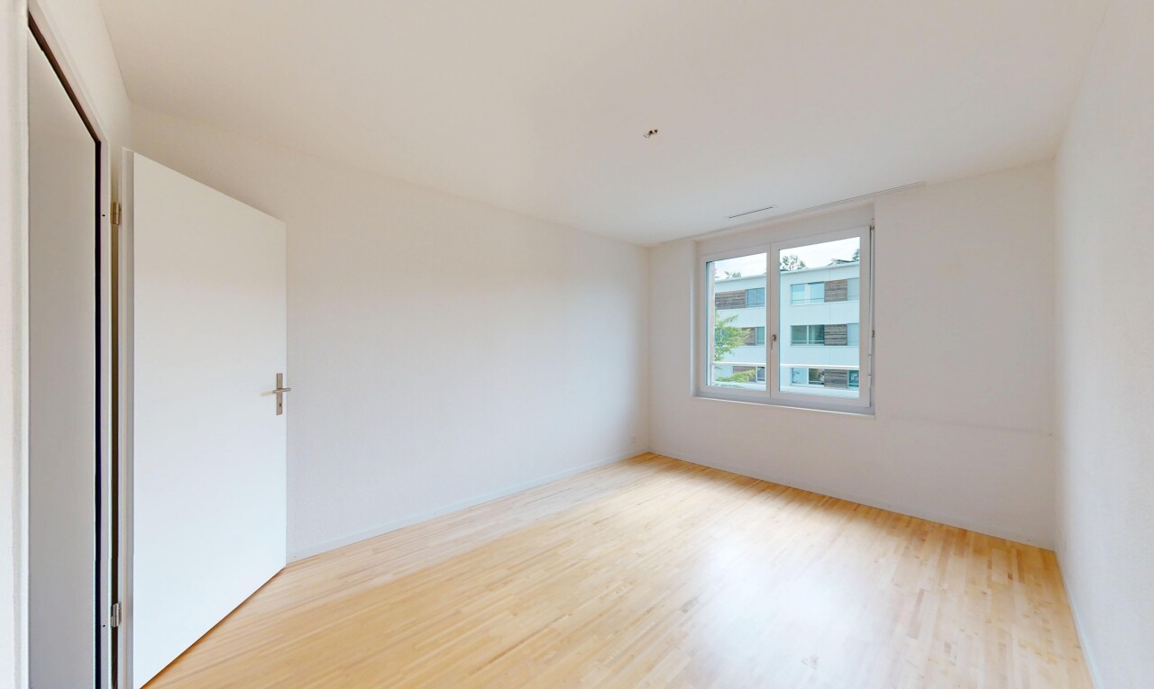 pièce vide avec natural light, lumière naturelle, inside property, wood finish floor, et sol en finition bois