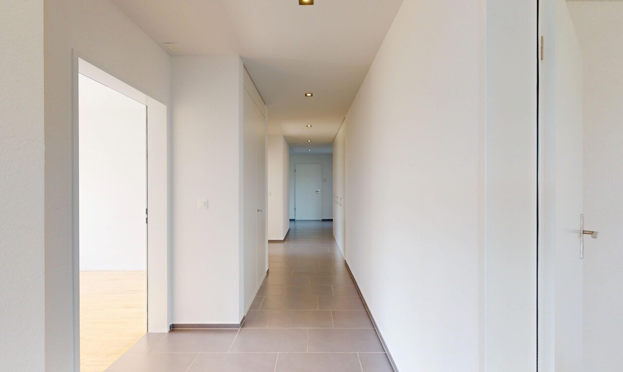 couloir avec drywall, cloison sèche, inside property, recessed lighting, et éclairage encastré