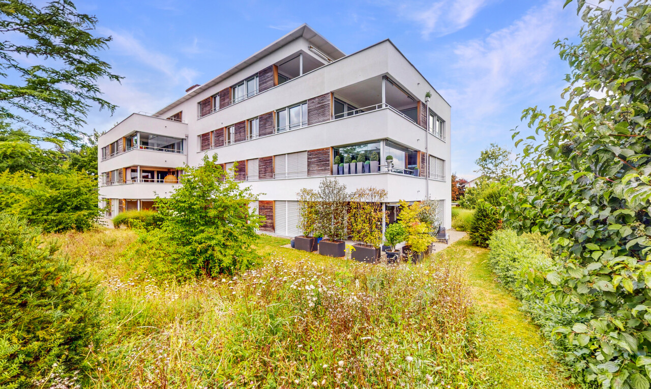 extérieur du bâtiment avec property visible et day time