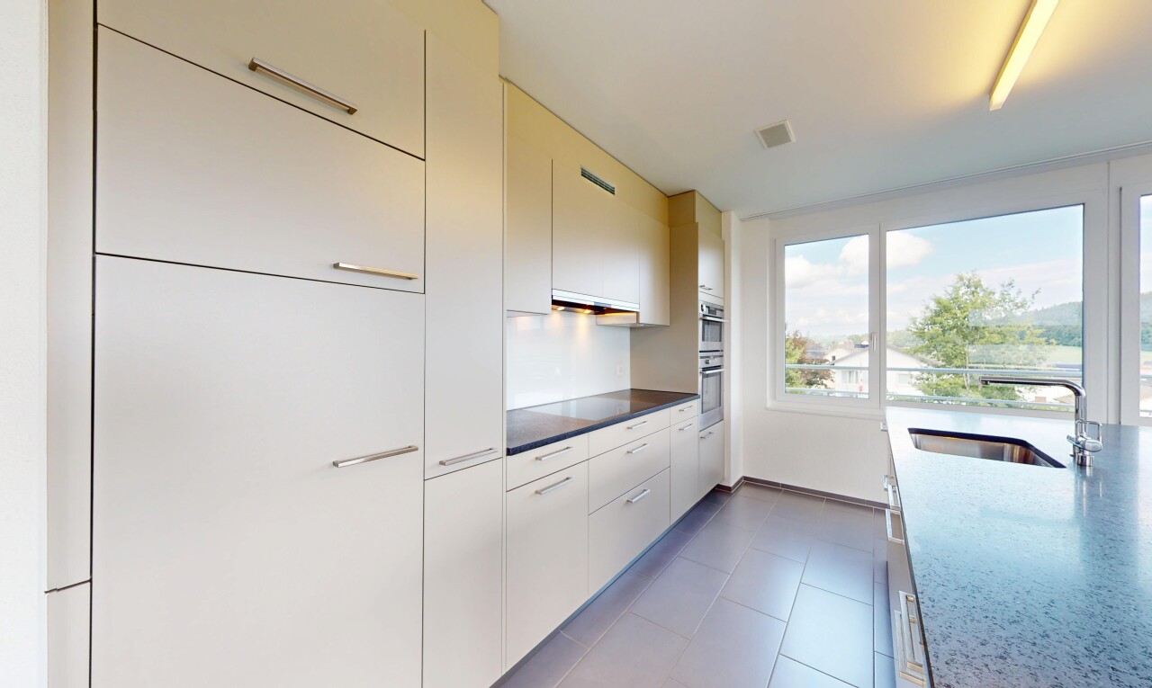 cuisine avec natural light, lumière naturelle, armoires à panneau plat, évier, et inside property