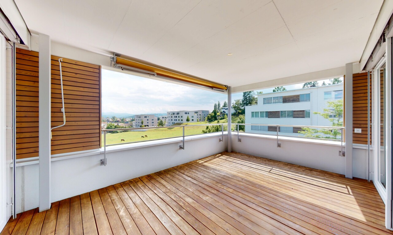 terrasse avec balcon et from property