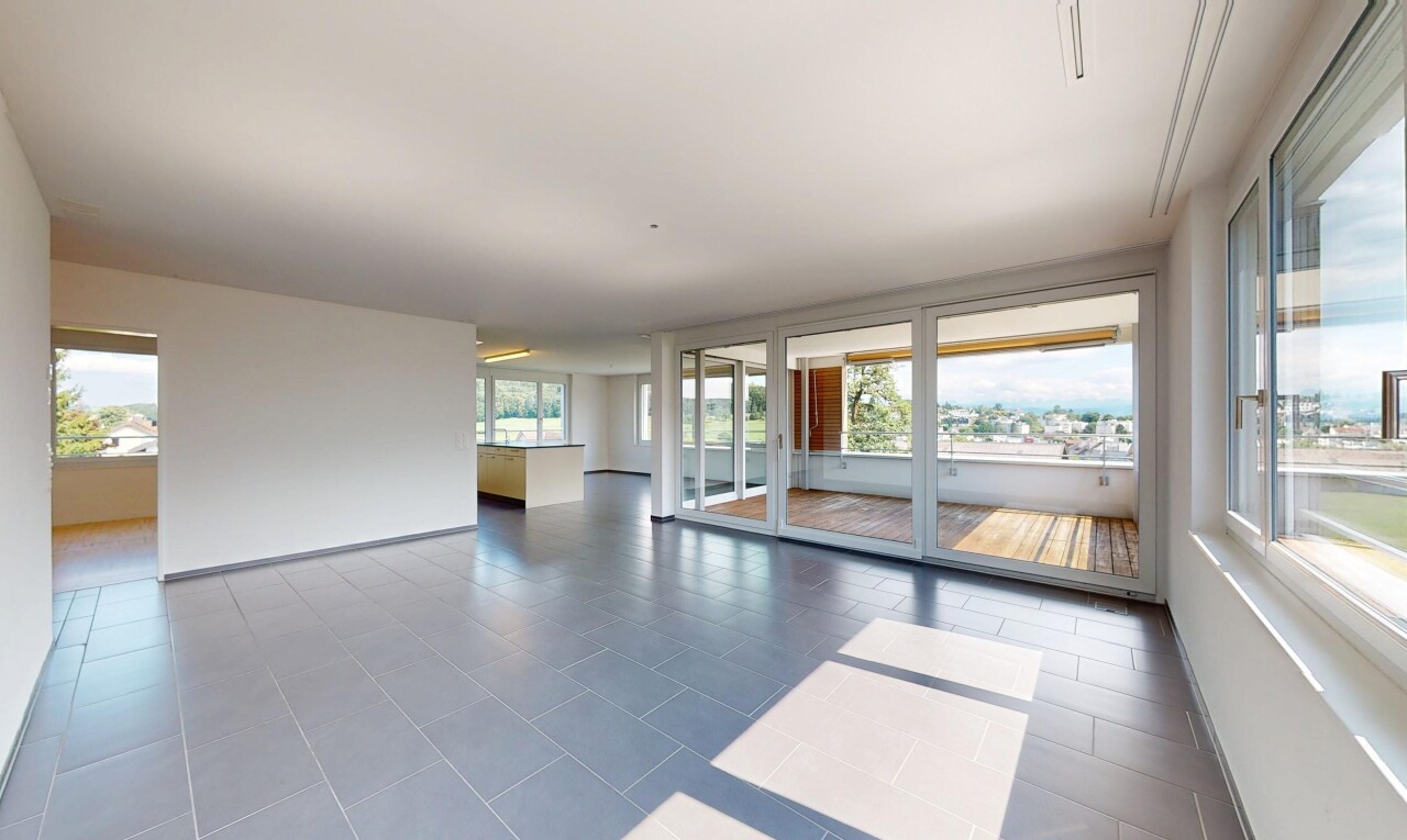 pièce vide avec inside property, natural light, lumière naturelle, drywall, et cloison sèche