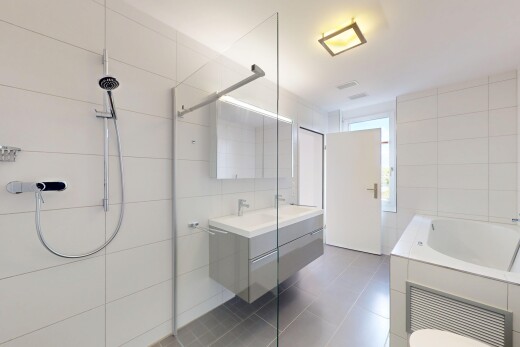 salle de bains avec tile wall, mur en carrelage, salle de bain complète, inside property, et tile floor