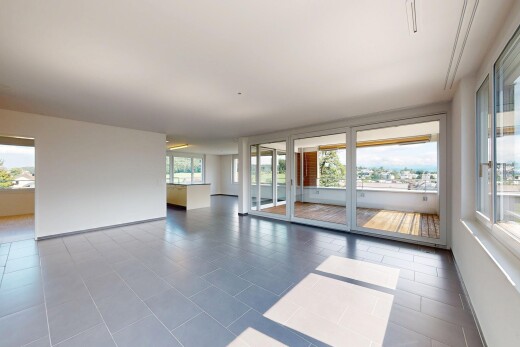 pièce vide avec inside property, natural light, lumière naturelle, drywall, et cloison sèche