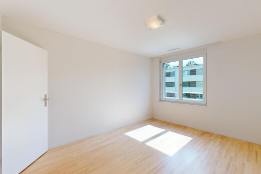 pièce vide avec natural light, lumière naturelle, inside property, wood finish floor, et sol en finition bois