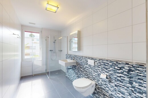 salle de bains avec tile wall, mur en carrelage, natural light, lumière naturelle, et inside property