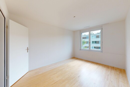 pièce vide avec natural light, lumière naturelle, inside property, wood finish floor, et sol en finition bois