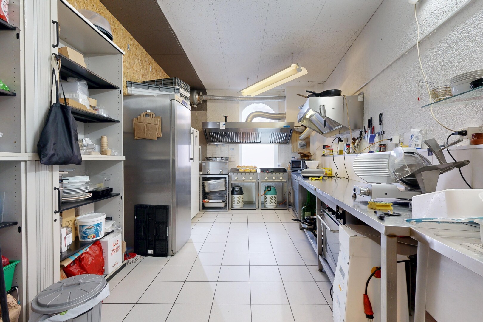 küche mit inside property, fliesenboden, tile floor, herd, und offene regale