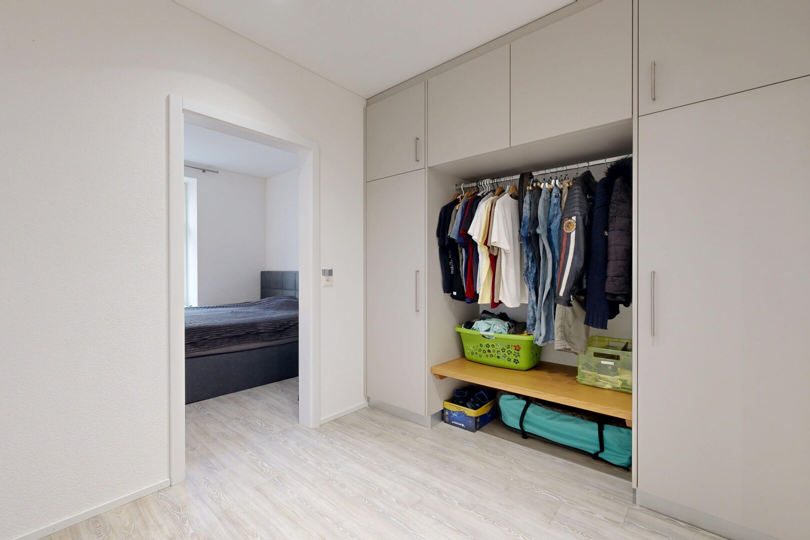 begehbarer kleiderschrank mit holzfußboden und wood finish floor