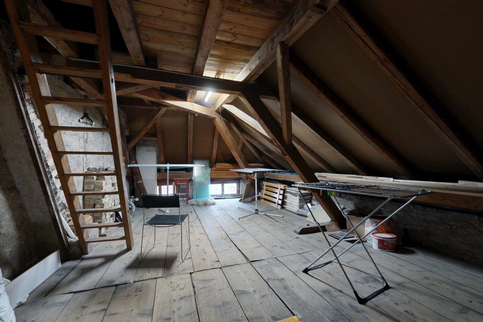 innenraum mit hardwood floor, inside property, holzfußboden, wood finish floor, und dachschräge
