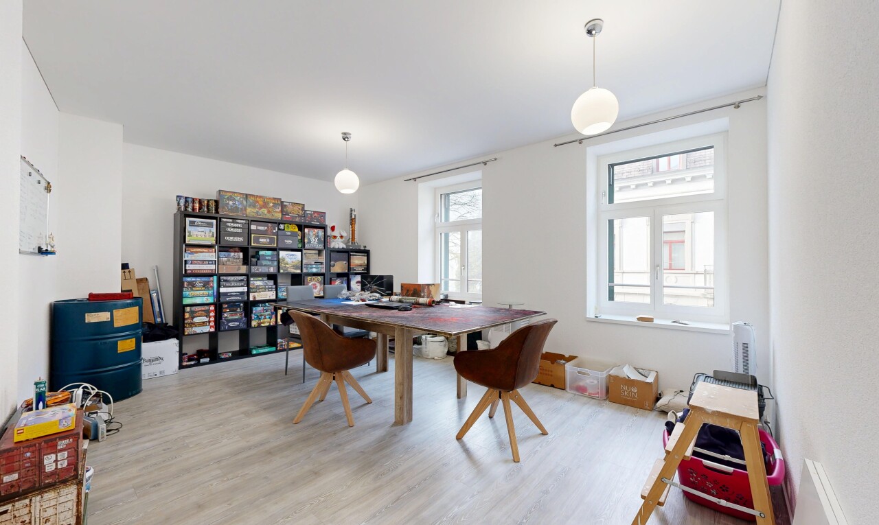 esszimmer mit gipskartonwand, drywall, holzfußboden, wood finish floor, und inside property
