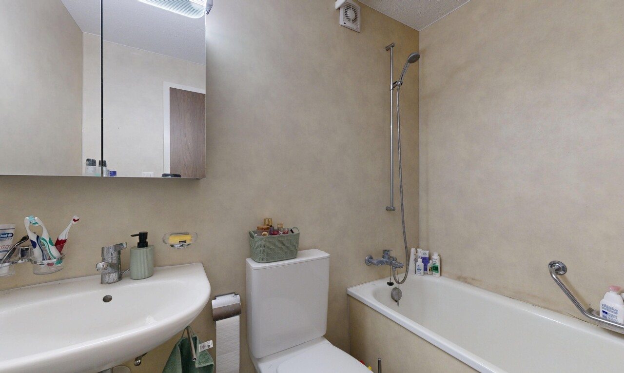 bad mit spiegel, toilette, inside property, kombiniertes bad / dusche, und komplettes badezimmer