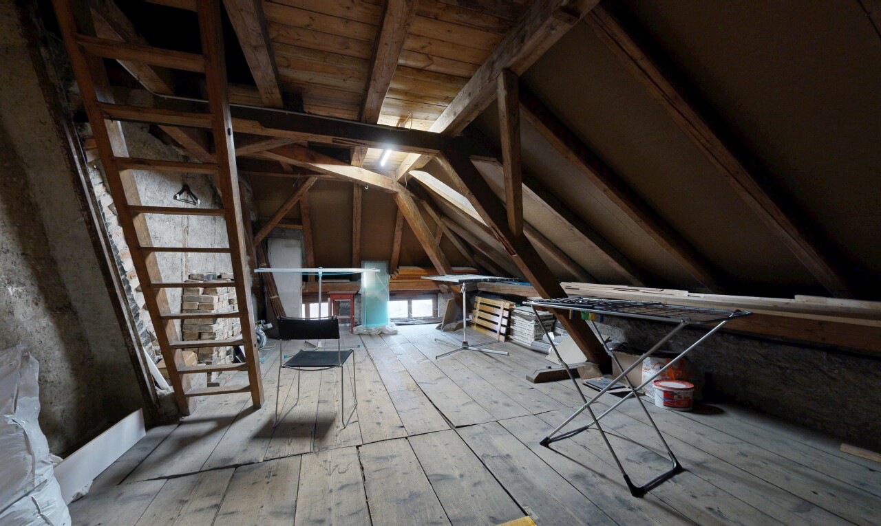 innenraum mit hardwood floor, inside property, holzfußboden, wood finish floor, und dachschräge