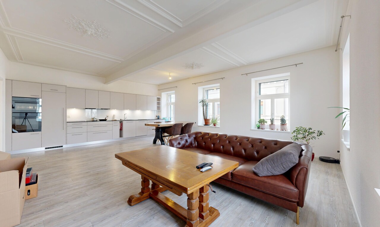 wohnzimmer mit balkendecke, beamed ceiling, inside property, holzfußboden, und wood finish floor