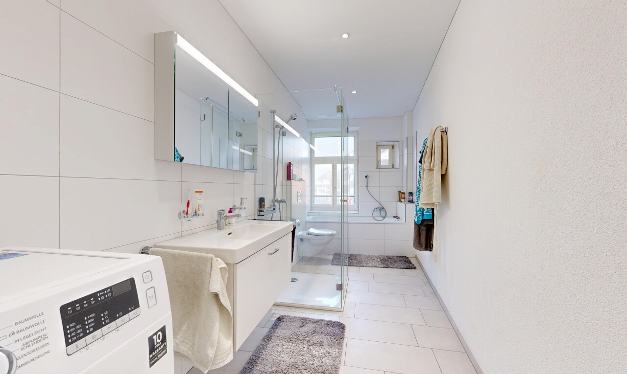 bad mit tumbler, spiegel, schminktisch, komplettes badezimmer, und dusche