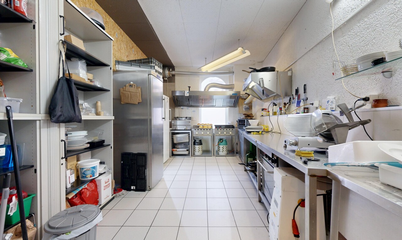 küche mit inside property, fliesenboden, tile floor, herd, und offene regale