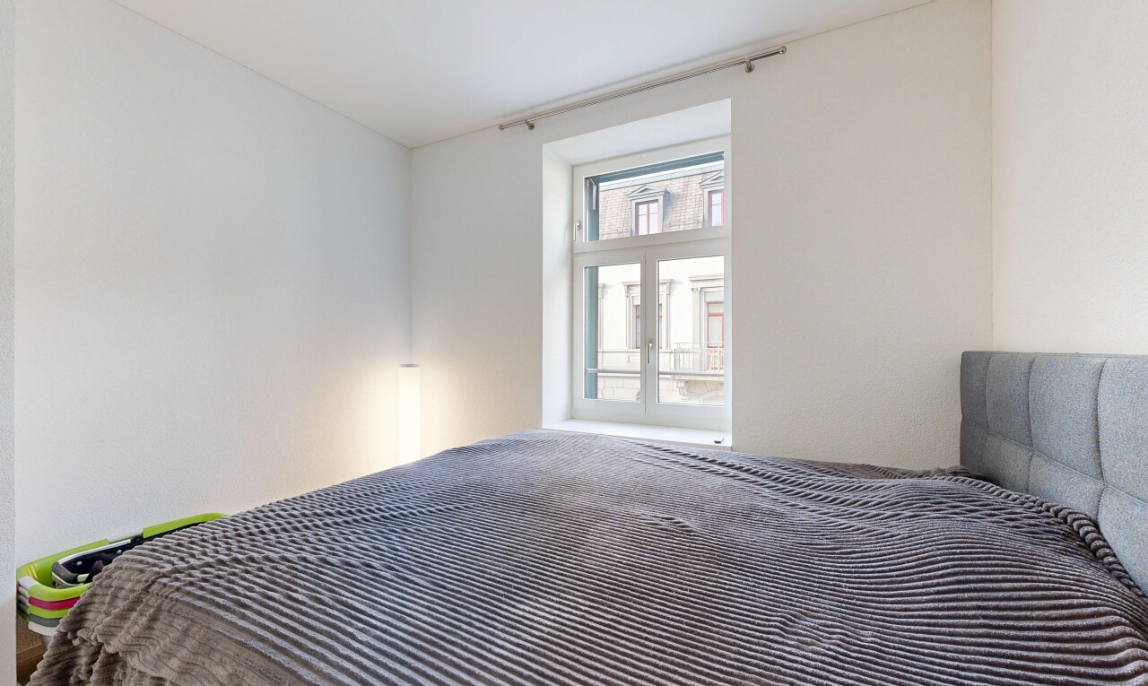 zimmer / schlafzimmer mit inside property, gipskartonwand, drywall, natürliches licht, und natural light