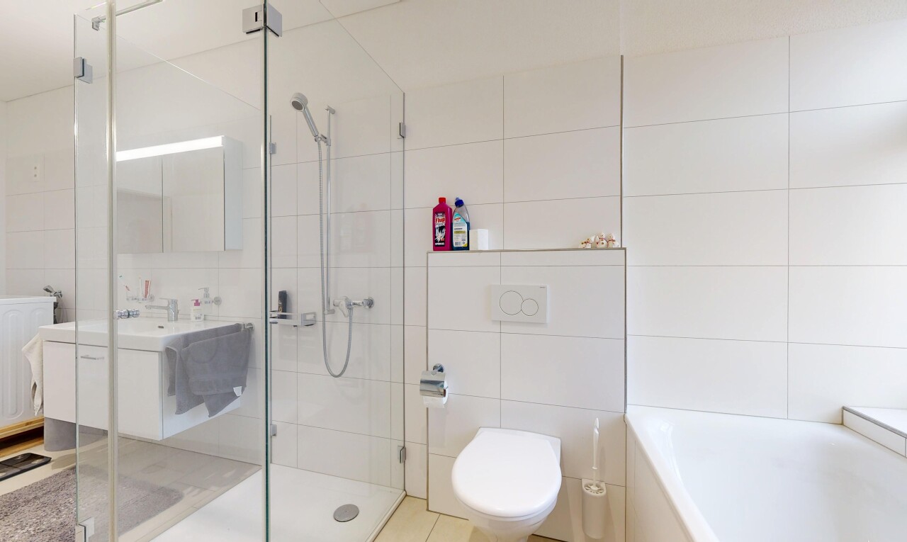 bad mit komplettes badezimmer, schminktisch, fliesenwand, tile wall, und dusche