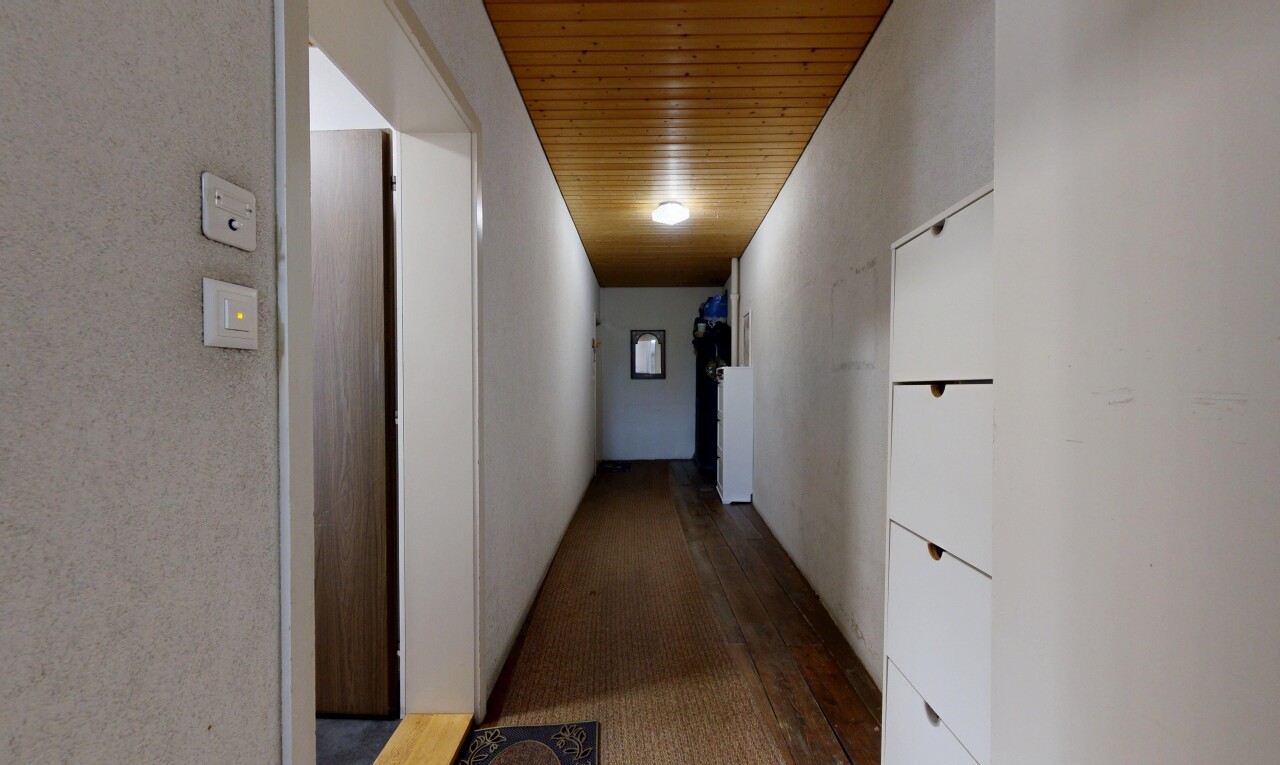 halle / korridor mit holzdecke, wood ceiling, inside property, holzfußboden, und wood finish floor